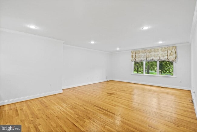 Photo - 10810 Burbank Dr