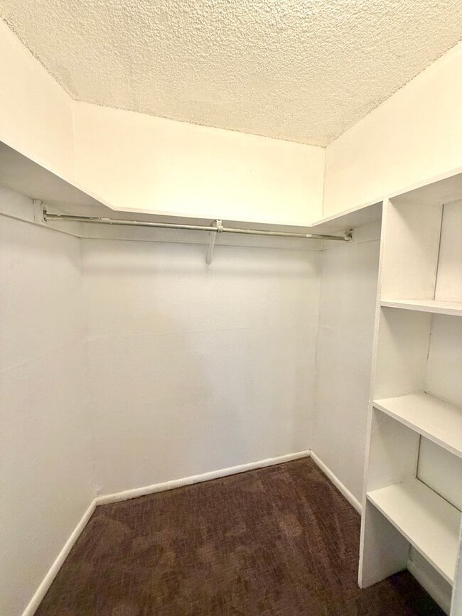 Photo - Quiet and private 1 bedroom on the 1st floor - in Glendale Unit G10