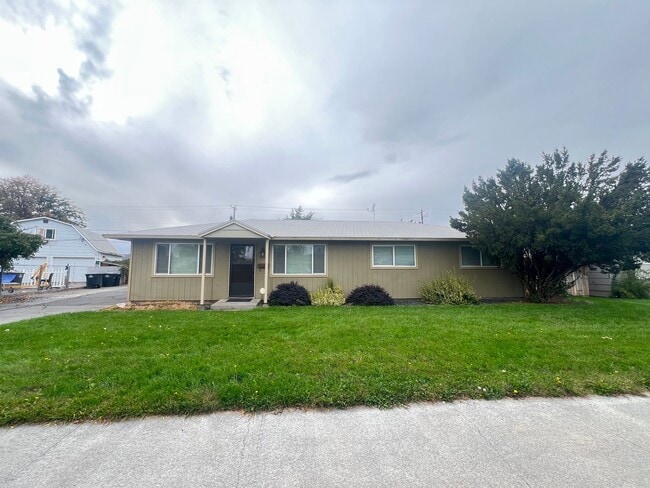 Building Photo - 3 Bedroom home in desirable neighborhood!