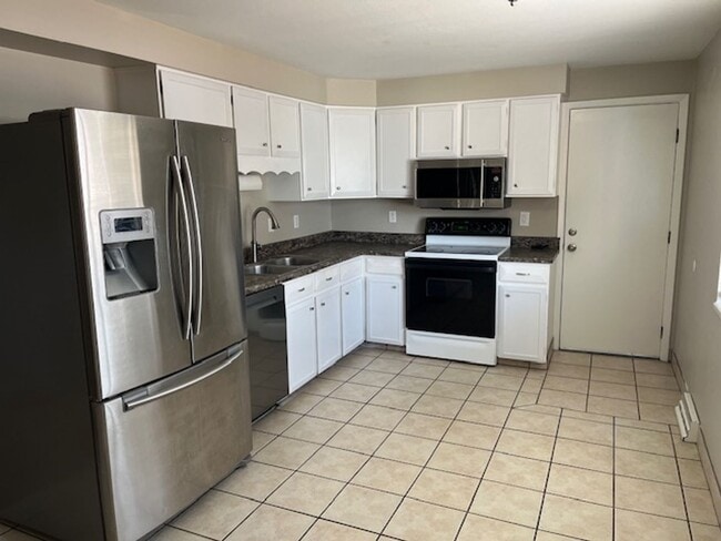 Photo - Lovely 5-bedroom, 2-1/2 bath home.  Centrally-located in Longmont with convenient access to shopp...