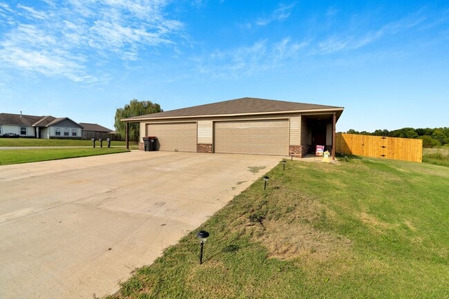 Building Photo - Like New 3-bedroom 2 bath Duplex in Lincoln!! Fenced yard!