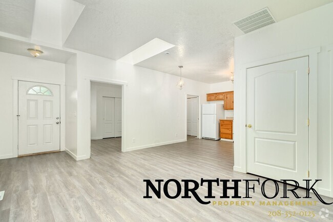 Building Photo - Charming 3-Bedroom Townhome in Prime Nampa...
