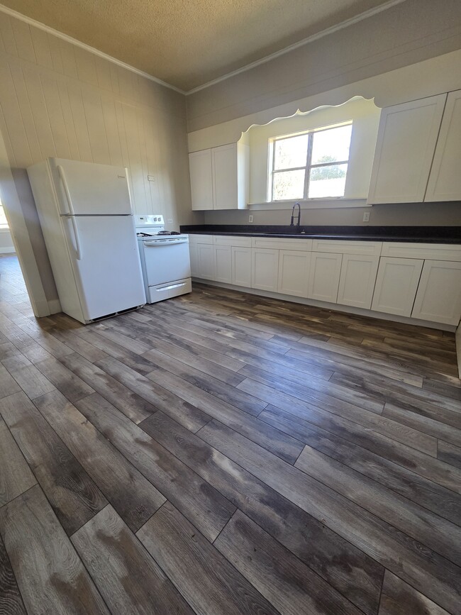 702 Mary St