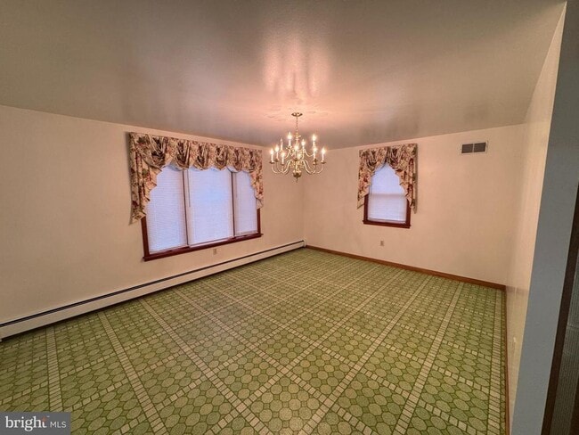 Photo - 1305 Hawthorne Ln