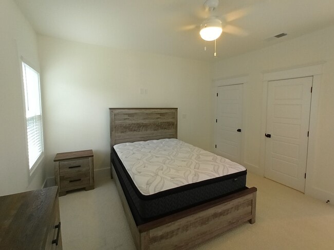 Photo - 218 McCowat St