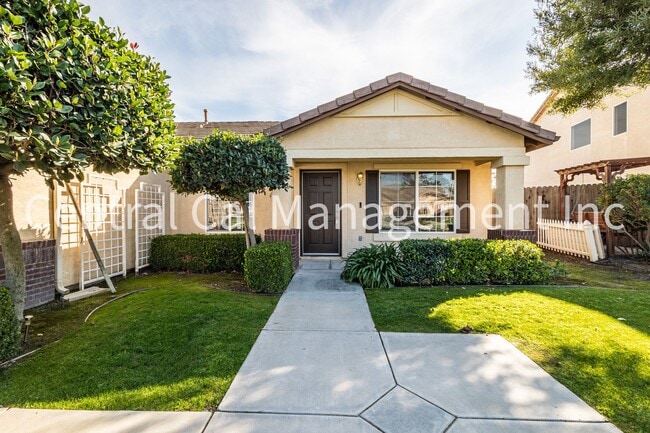 Photo - 3 Bedroom/2 Bath with Pool in the Southwest - $2395 Per Month!