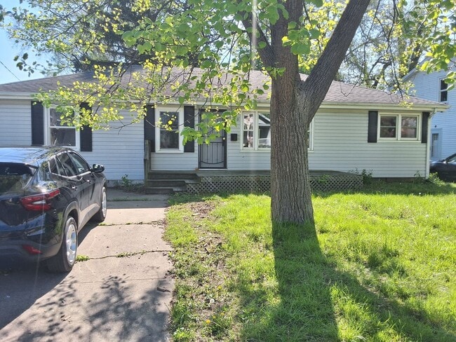 4 bedrooms/2 bathrooms House - 4 bedrooms/2 bathrooms House