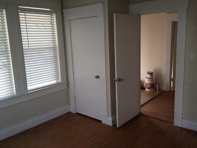 Photo - Large 3/2 Close to Downtown