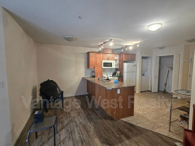 Photo - 598-598 Sutherland Ave