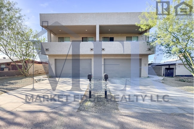 Building Photo - 3Bed/2.5Bath Townhouse at 7th St/Hatcher! Move-In Ready on 04/09/2026! -- NO HOA! ALL TILE FLOORING!