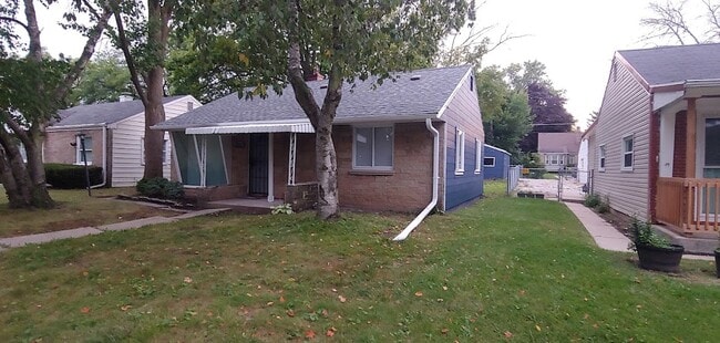 Building Photo - 5817 N 32nd St Rental