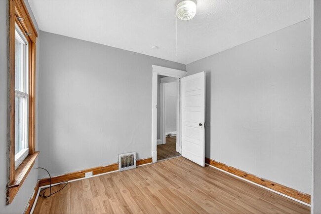 Photo - 389 E 160th St Unidad Upstairs