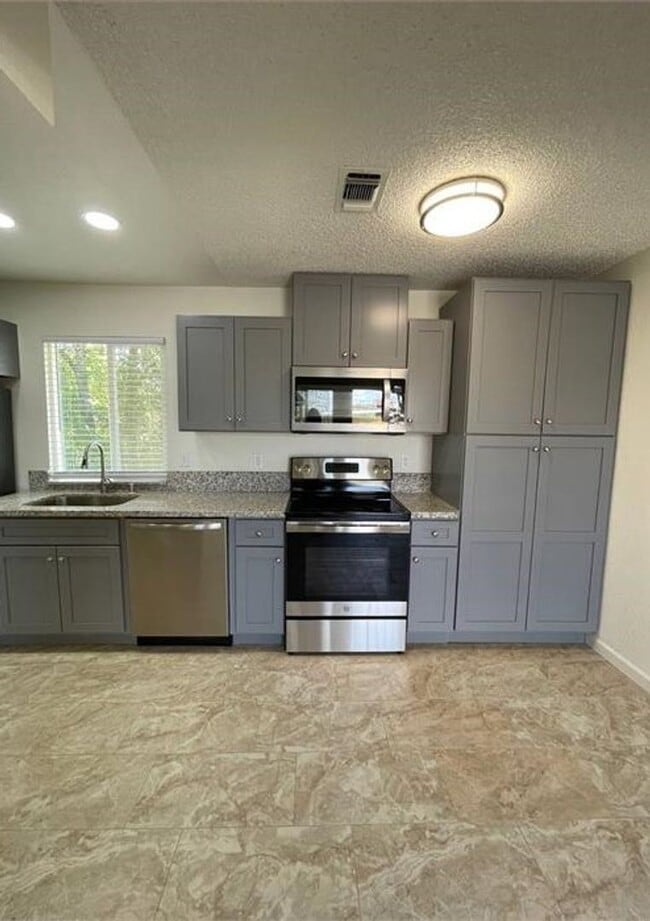 Building Photo - 205 N Mariposa St Rental