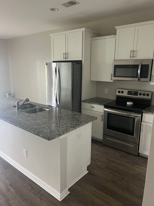 Photo - Beautiful 3 Bedroom w/Garage Townhouse Clo...
