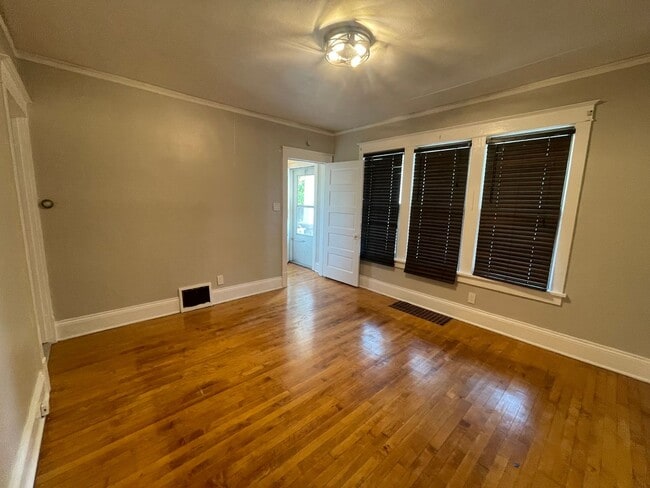 Building Photo - 2524 N Weil St Unit 2524 N Weil St Lower Rental
