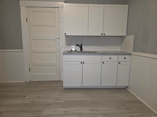 Photo - 1300 W 10th St