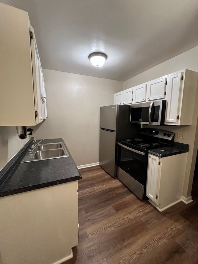 Building Photo - Walk to Vandy and Hillsboro Village, 1 Bed/1 Bath at the Villager West, Top Floor and Newly Renov...