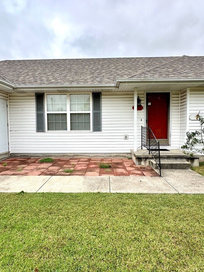 Very Nice 3 Bedroom Home with a Privacy Fe... House Rental in