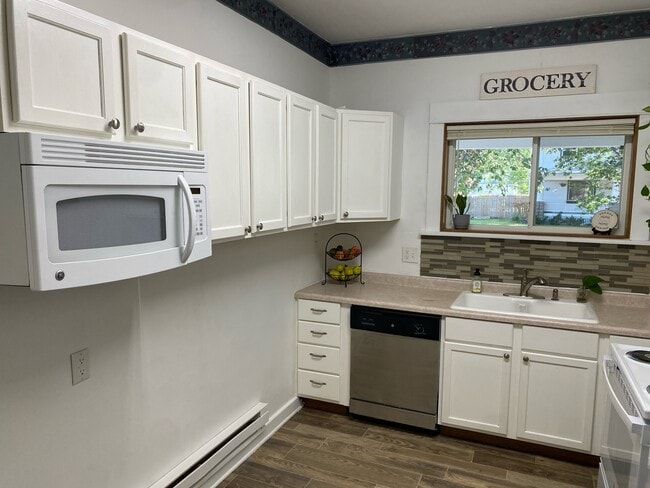 Kitchen - 3260 Starr St Unit 2