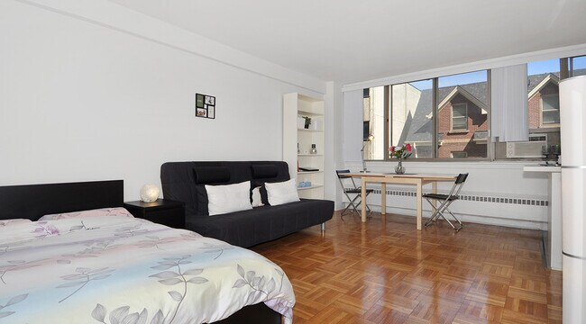 Building Photo - Skyliner Unit 00310