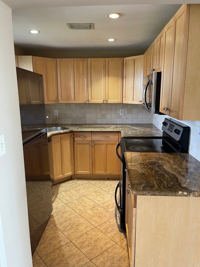 Kitchen - 941 Crystal Lake Dr Unit 312