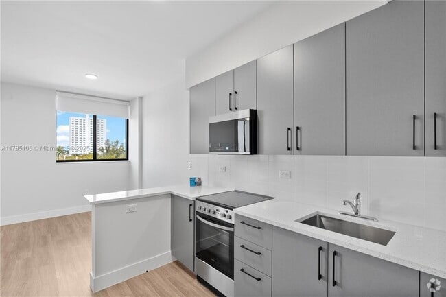 Building Photo - 1559 NW 15th Street Rd Unit 303 Rental