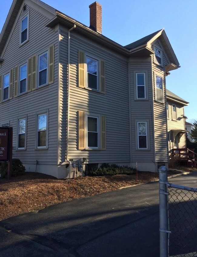 Building Photo - 89 Kenoza Ave