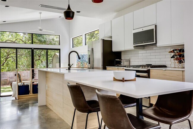 Building Photo - 2709 E 14th St