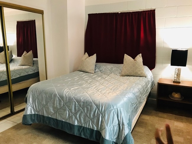 Fotografía del edificio - 2012 St Louis Dr Unidad 2