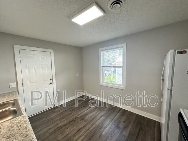 Photo - 530 Jasper St