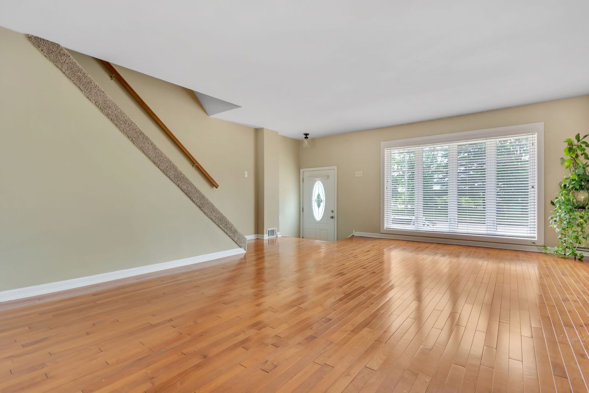 Photo - 623 W Oxford St Apartment