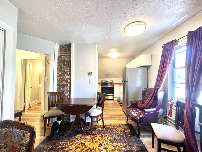 Building Photo - 14 Oak St Unit 3