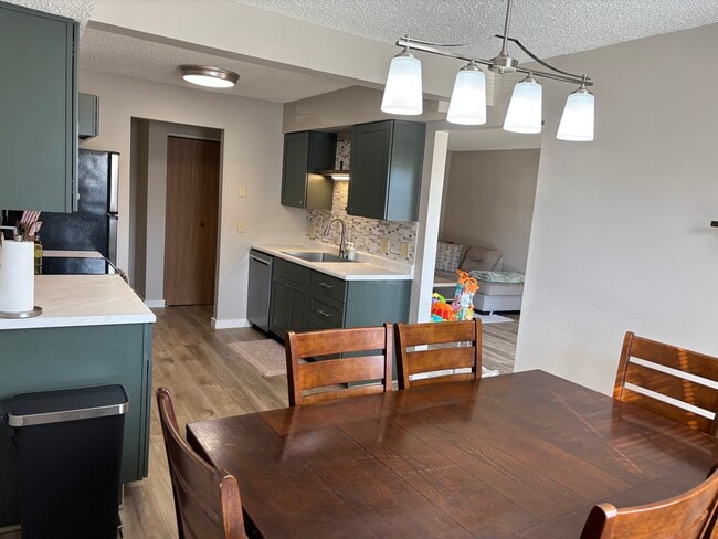 Building Photo - 2360 Wapakoneta Ave Unit 106