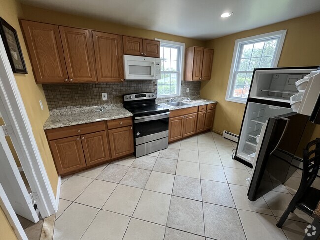Building Photo - 37 Mindres Ave Unit 1 Rental