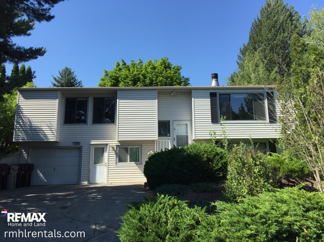 Building Photo - 140 NW Robert St Unit A-Upper