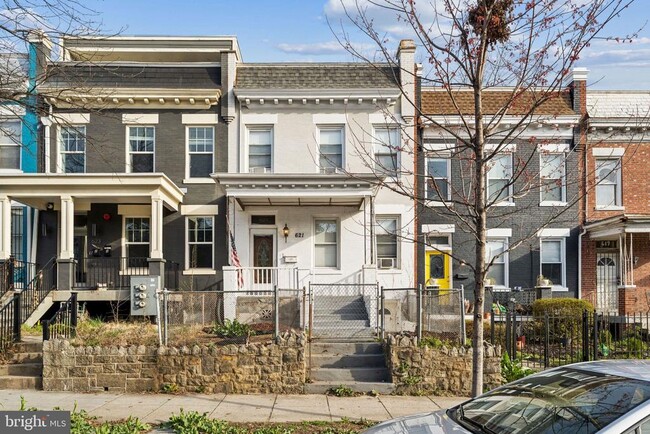 Building Photo - 621 Kenyon St NW
