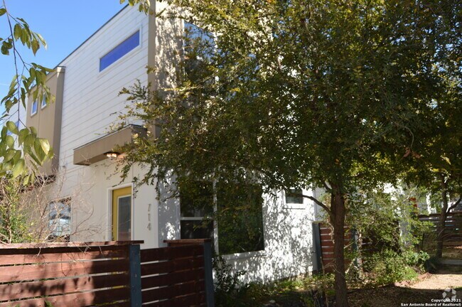 Building Photo - 714 N Cherry St Rental