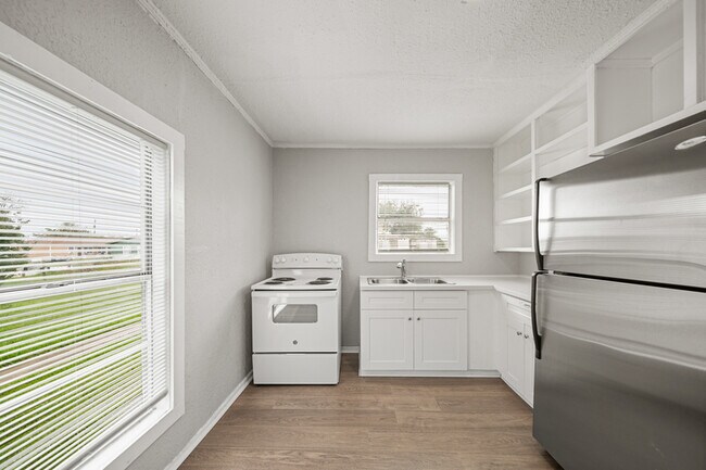 Photo - 1723 W 5th St