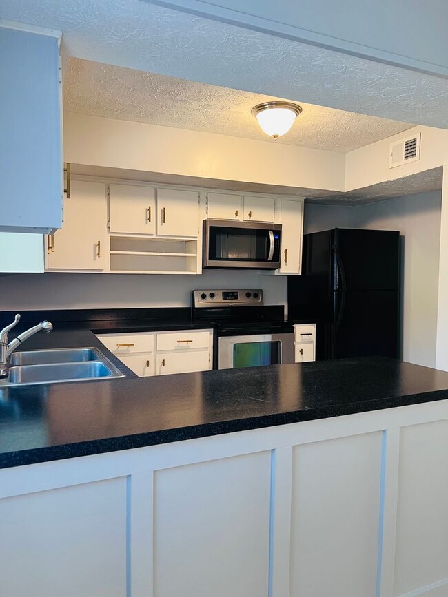 Photo - 3 bed/2 bath Townhome - 2.2 miles from Auburn University!