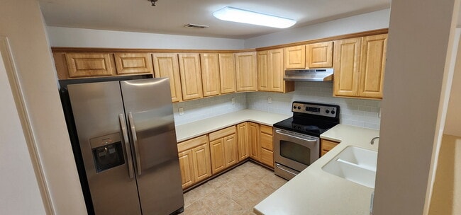 Building Photo - 144 N Hines St Unit J