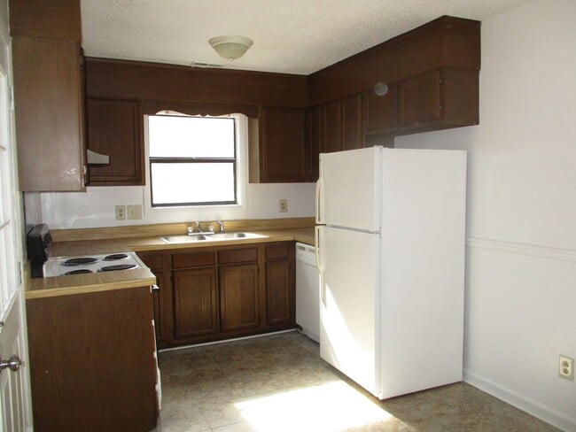 Photo - Lovely duplex close to base, shopping and area dining. Large open backyard great for cookouts. Fe...