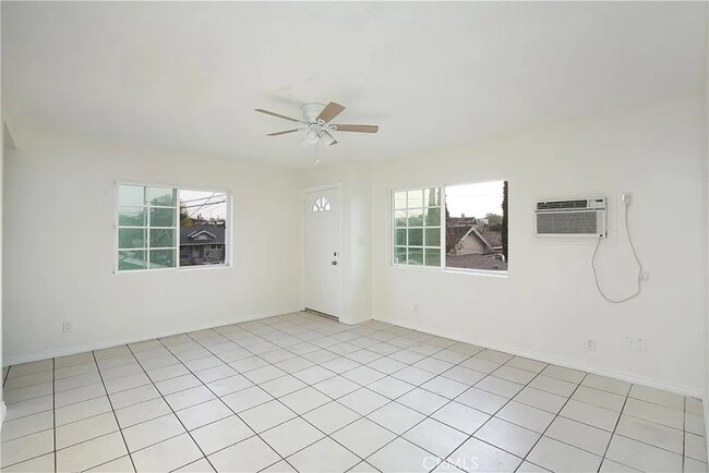 Living room - 2538 Malabar St Apartments Unit 2
