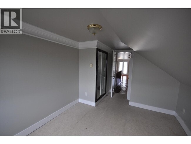Photo - 7505 Kingsway