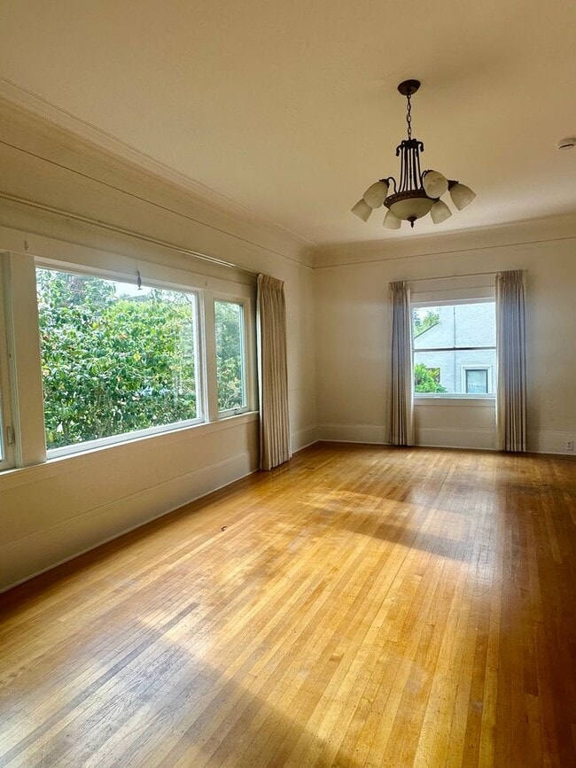 6bedroom house full of charm steps from UC... - 6bedroom house full of charm steps from UC...