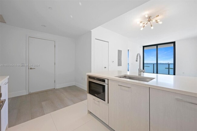 Photo - 501 NE 31st St