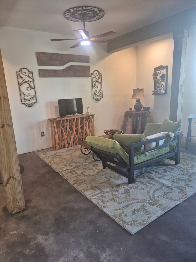 Building Photo - 2503 River Crest Unit 1