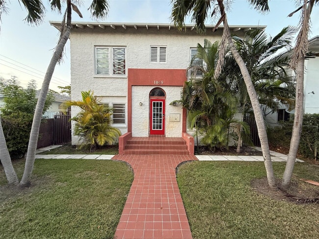 Building Photo - 1849 Dewey St Unit 2