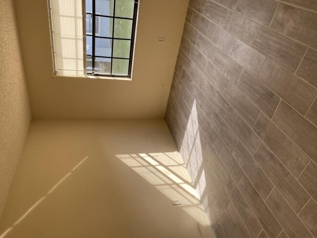 Photo - 491 N Sams Point