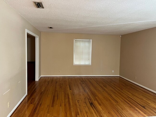 Photo - 110 Laurel Cir