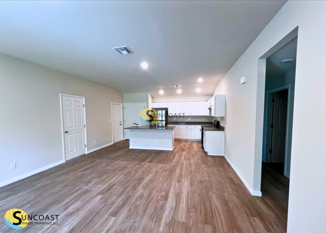 Photo - 353 Reeves St